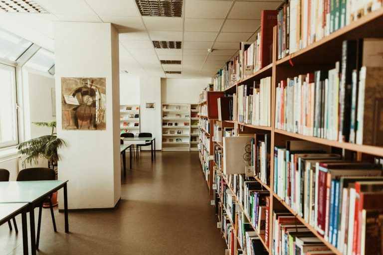 Sağlık okuryazarlığı ve akademik kaynaklara erişimi simgeleyen kütüphane